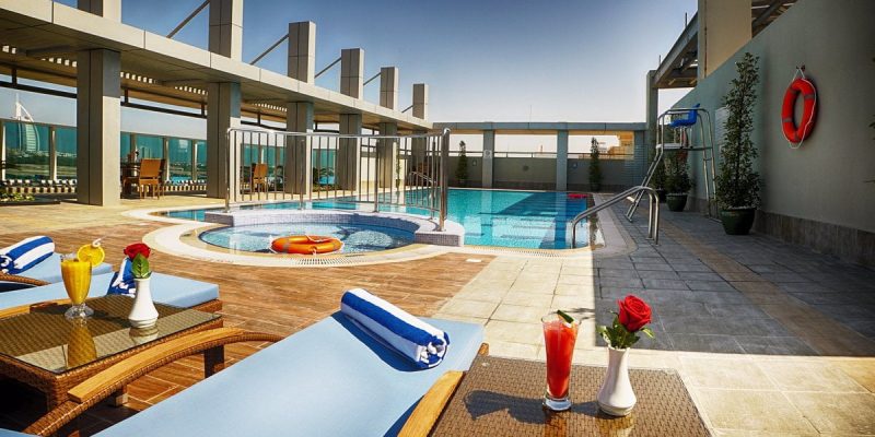 rose-park-hotel-al-barsha pool side